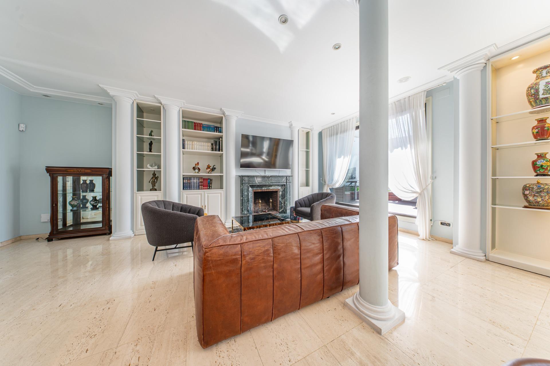 Penthouse w klasycznej kamienicy z tarasem oraz miejscem parkingowym w budynku, położony zaledwie kilka kroków od Passeig de Gràcia i Rambla de Catalunya. Wynajem długoterminowy.