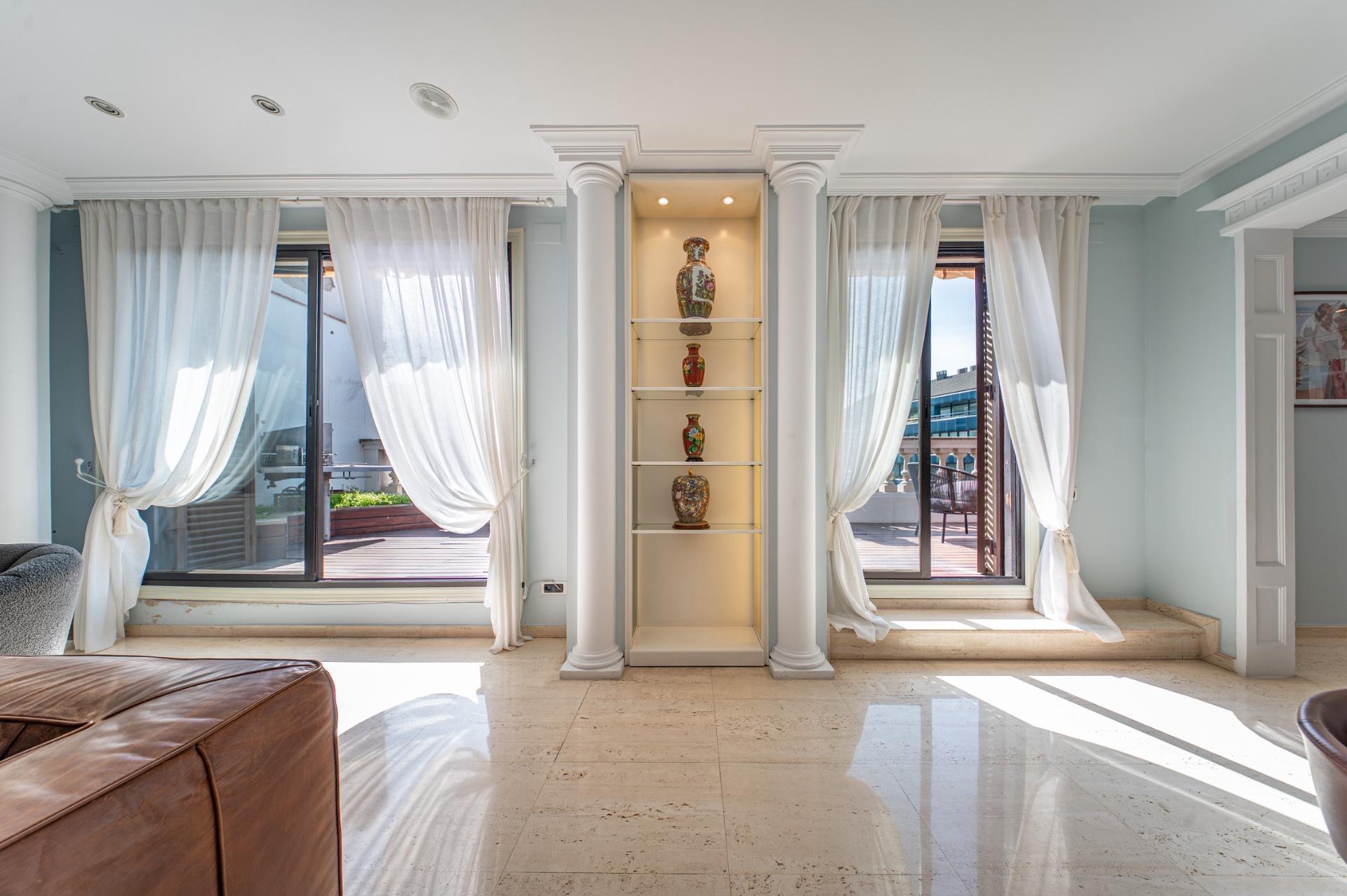 Penthouse w klasycznej kamienicy z tarasem oraz miejscem parkingowym w budynku, położony zaledwie kilka kroków od Passeig de Gràcia i Rambla de Catalunya. Wynajem długoterminowy.