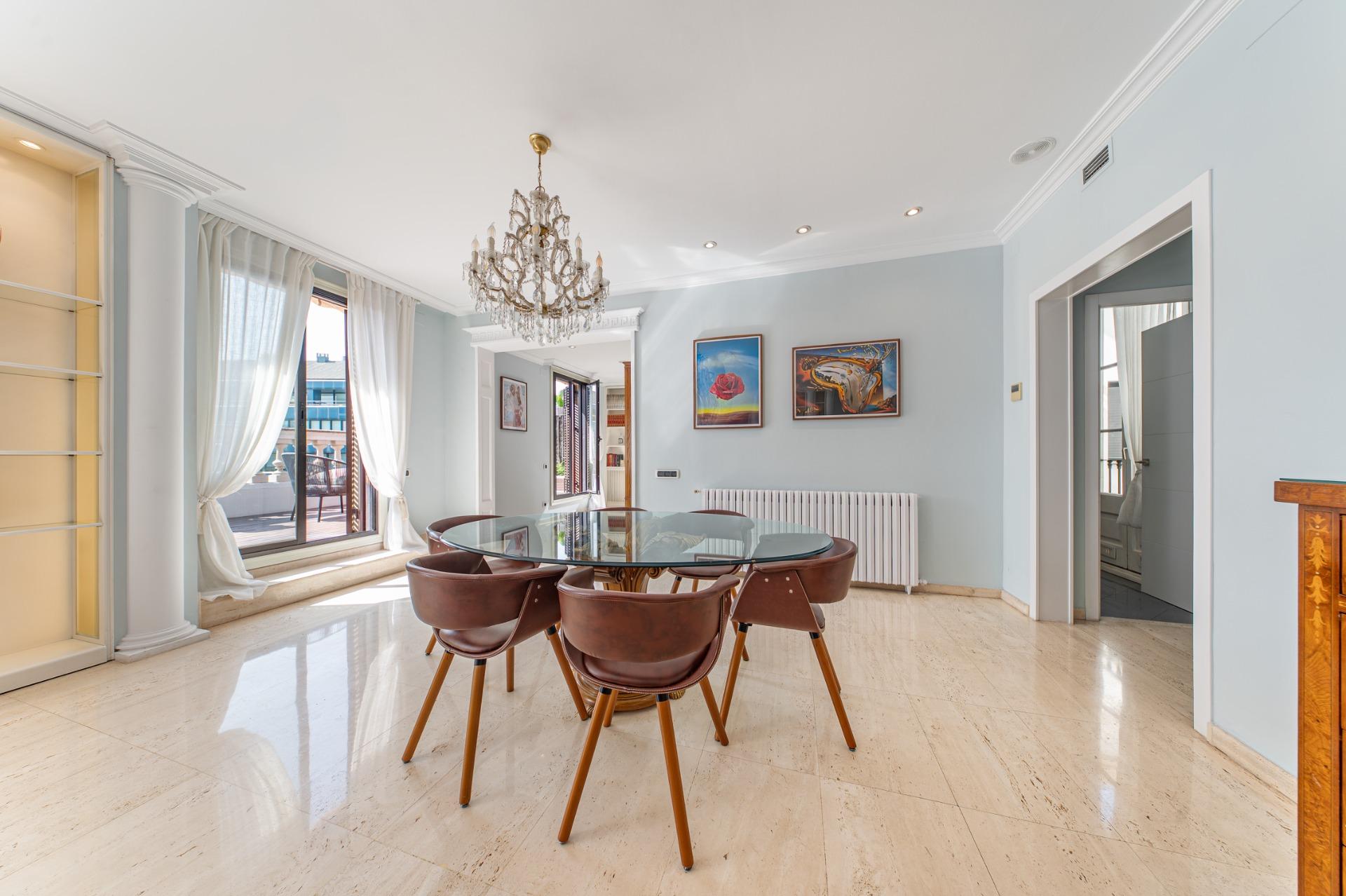 Penthouse w klasycznej kamienicy z tarasem oraz miejscem parkingowym w budynku, położony zaledwie kilka kroków od Passeig de Gràcia i Rambla de Catalunya. Wynajem długoterminowy.