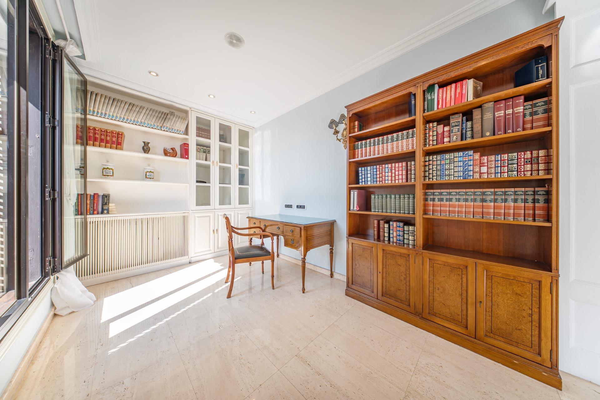 Penthouse w klasycznej kamienicy z tarasem oraz miejscem parkingowym w budynku, położony zaledwie kilka kroków od Passeig de Gràcia i Rambla de Catalunya. Wynajem długoterminowy.