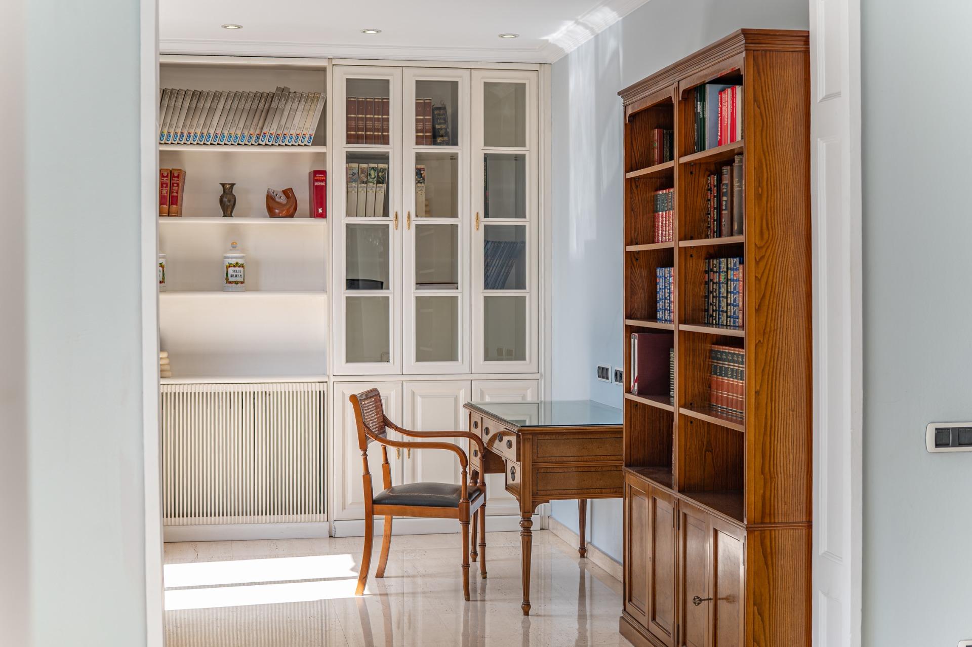 Penthouse w klasycznej kamienicy z tarasem oraz miejscem parkingowym w budynku, położony zaledwie kilka kroków od Passeig de Gràcia i Rambla de Catalunya. Wynajem długoterminowy.