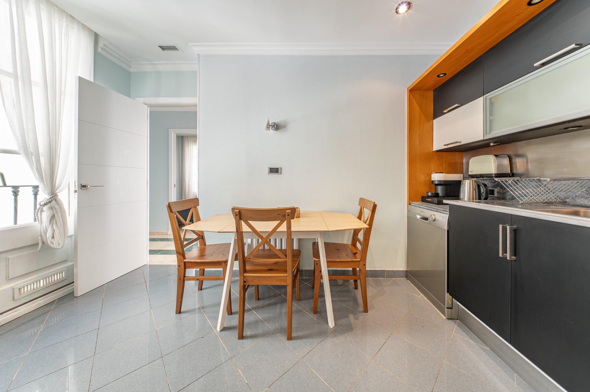 Penthouse w klasycznej kamienicy z tarasem oraz miejscem parkingowym w budynku, położony zaledwie kilka kroków od Passeig de Gràcia i Rambla de Catalunya. Wynajem długoterminowy.