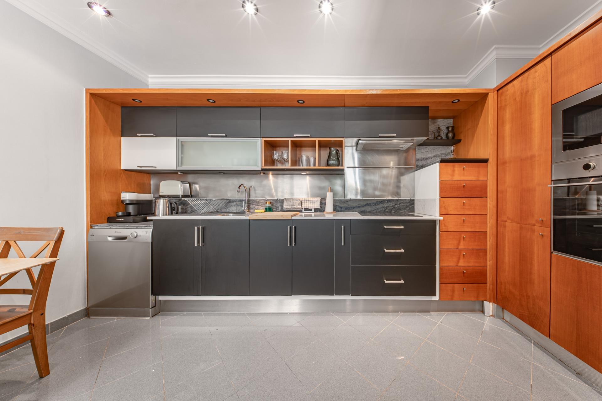 Penthouse w klasycznej kamienicy z tarasem oraz miejscem parkingowym w budynku, położony zaledwie kilka kroków od Passeig de Gràcia i Rambla de Catalunya. Wynajem długoterminowy.