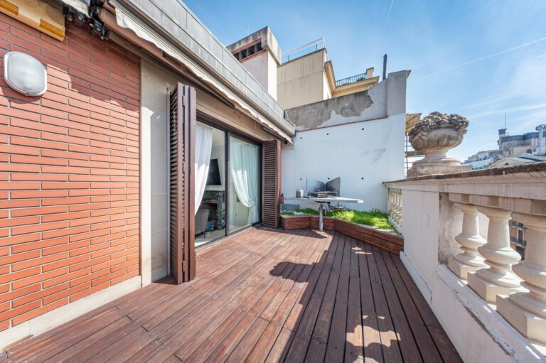 Ático en finca regia con terraza y plaza de parking en finca, situado a pocos pasos de Passeig de Gràcia y Rambla de Catalunya