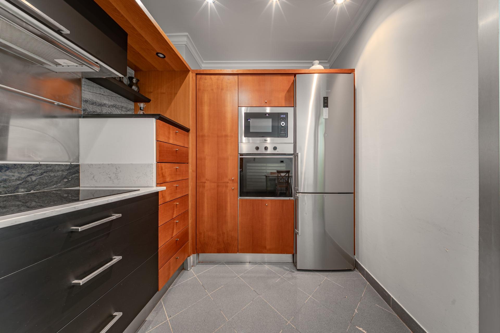 Penthouse w klasycznej kamienicy z tarasem oraz miejscem parkingowym w budynku, położony zaledwie kilka kroków od Passeig de Gràcia i Rambla de Catalunya. Wynajem długoterminowy.