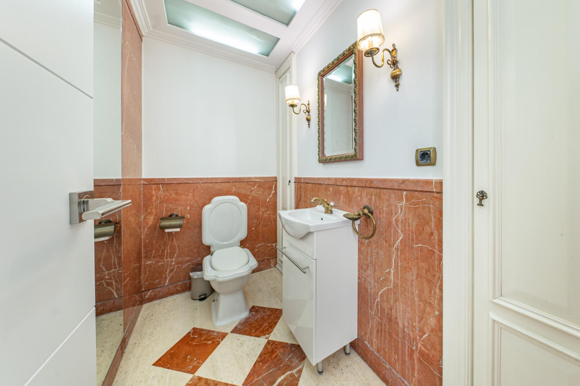 Penthouse w klasycznej kamienicy z tarasem oraz miejscem parkingowym w budynku, położony zaledwie kilka kroków od Passeig de Gràcia i Rambla de Catalunya. Wynajem długoterminowy.