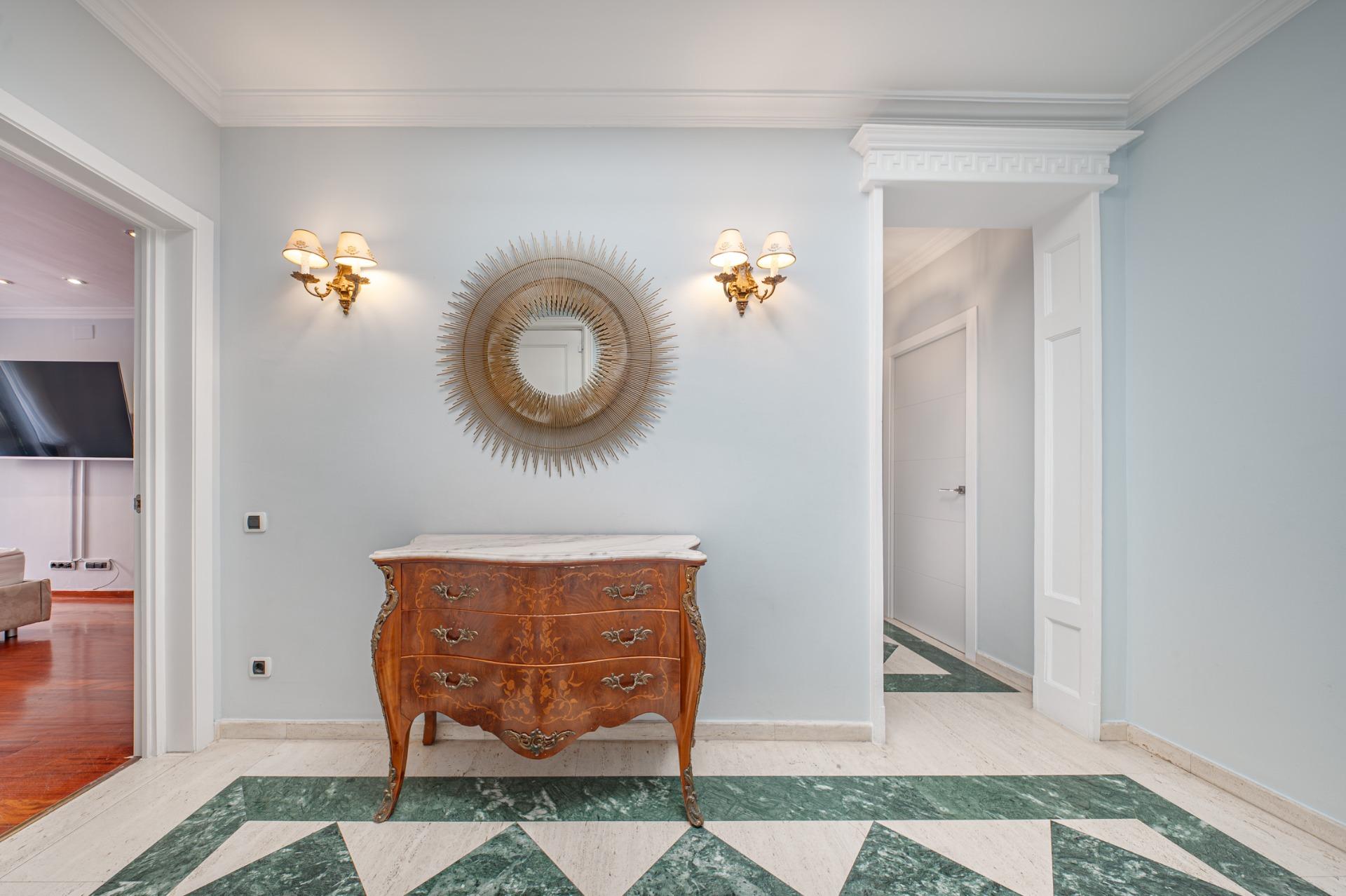 Penthouse w klasycznej kamienicy z tarasem oraz miejscem parkingowym w budynku, położony zaledwie kilka kroków od Passeig de Gràcia i Rambla de Catalunya. Wynajem długoterminowy.