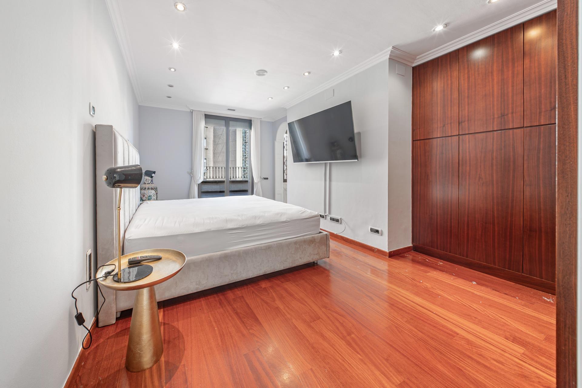 Penthouse w klasycznej kamienicy z tarasem oraz miejscem parkingowym w budynku, położony zaledwie kilka kroków od Passeig de Gràcia i Rambla de Catalunya. Wynajem długoterminowy.