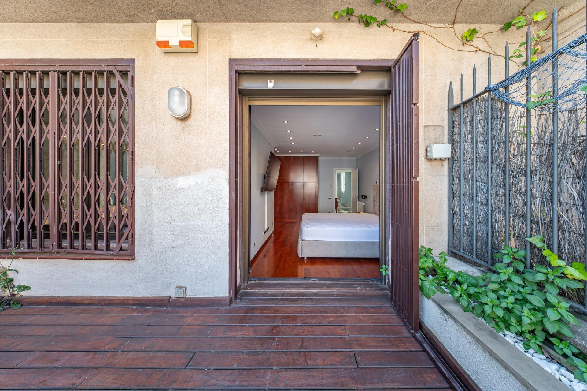 Penthouse w klasycznej kamienicy z tarasem oraz miejscem parkingowym w budynku, położony zaledwie kilka kroków od Passeig de Gràcia i Rambla de Catalunya. Wynajem długoterminowy.