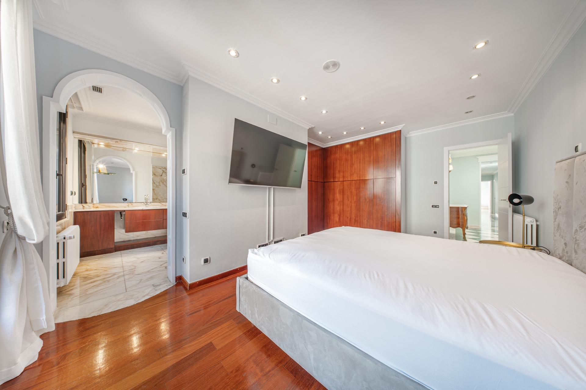 Penthouse w klasycznej kamienicy z tarasem oraz miejscem parkingowym w budynku, położony zaledwie kilka kroków od Passeig de Gràcia i Rambla de Catalunya. Wynajem długoterminowy.