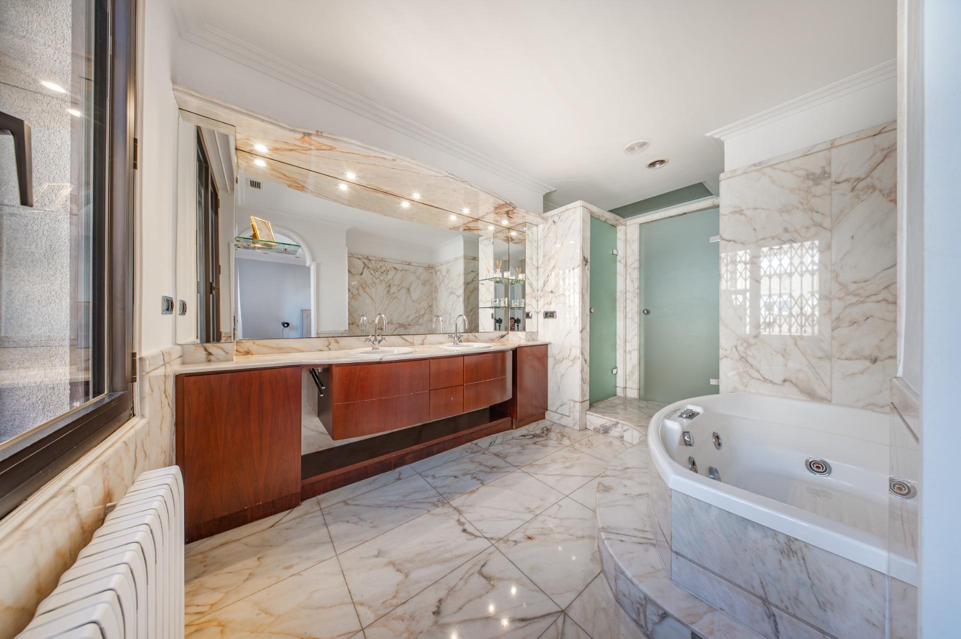 Penthouse w klasycznej kamienicy z tarasem oraz miejscem parkingowym w budynku, położony zaledwie kilka kroków od Passeig de Gràcia i Rambla de Catalunya. Wynajem długoterminowy.