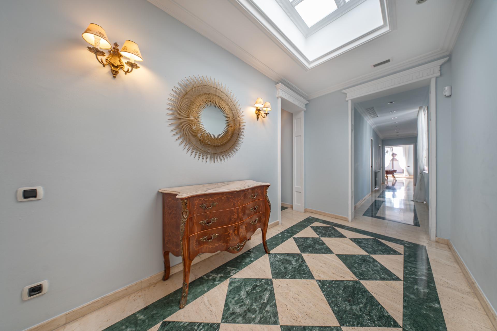 Penthouse w klasycznej kamienicy z tarasem oraz miejscem parkingowym w budynku, położony zaledwie kilka kroków od Passeig de Gràcia i Rambla de Catalunya. Wynajem długoterminowy.