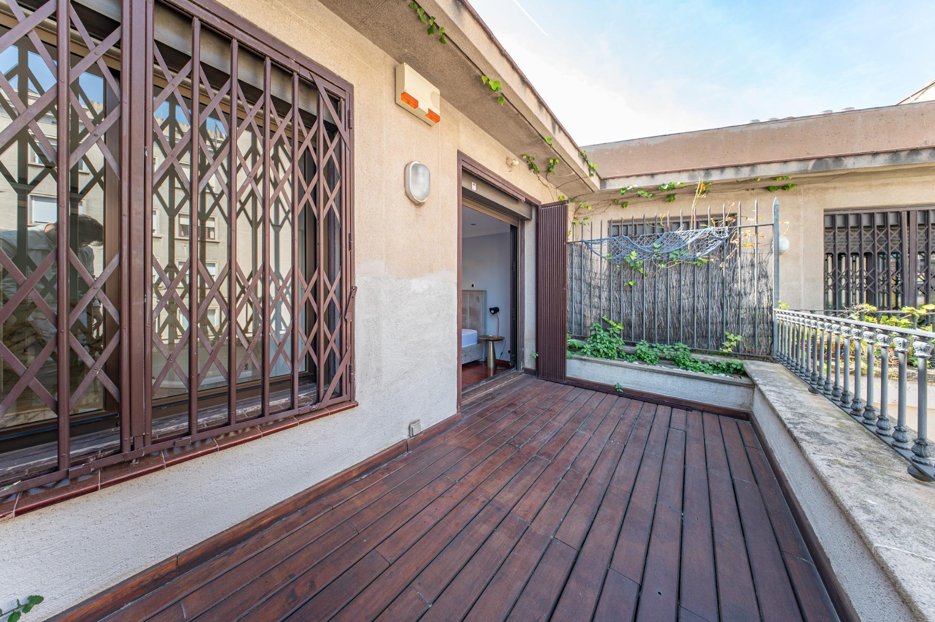 Penthouse w klasycznej kamienicy z tarasem oraz miejscem parkingowym w budynku, położony zaledwie kilka kroków od Passeig de Gràcia i Rambla de Catalunya. Wynajem długoterminowy.