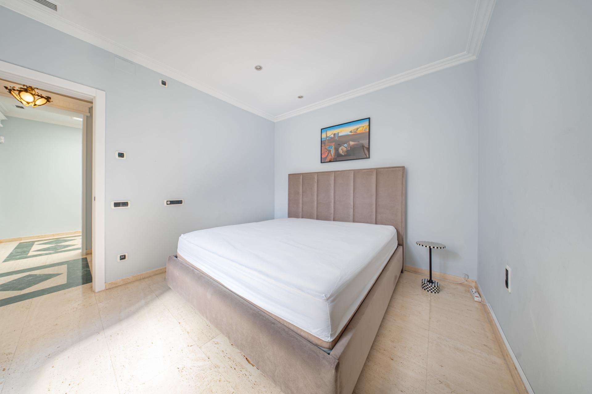 Penthouse w klasycznej kamienicy z tarasem oraz miejscem parkingowym w budynku, położony zaledwie kilka kroków od Passeig de Gràcia i Rambla de Catalunya. Wynajem długoterminowy.