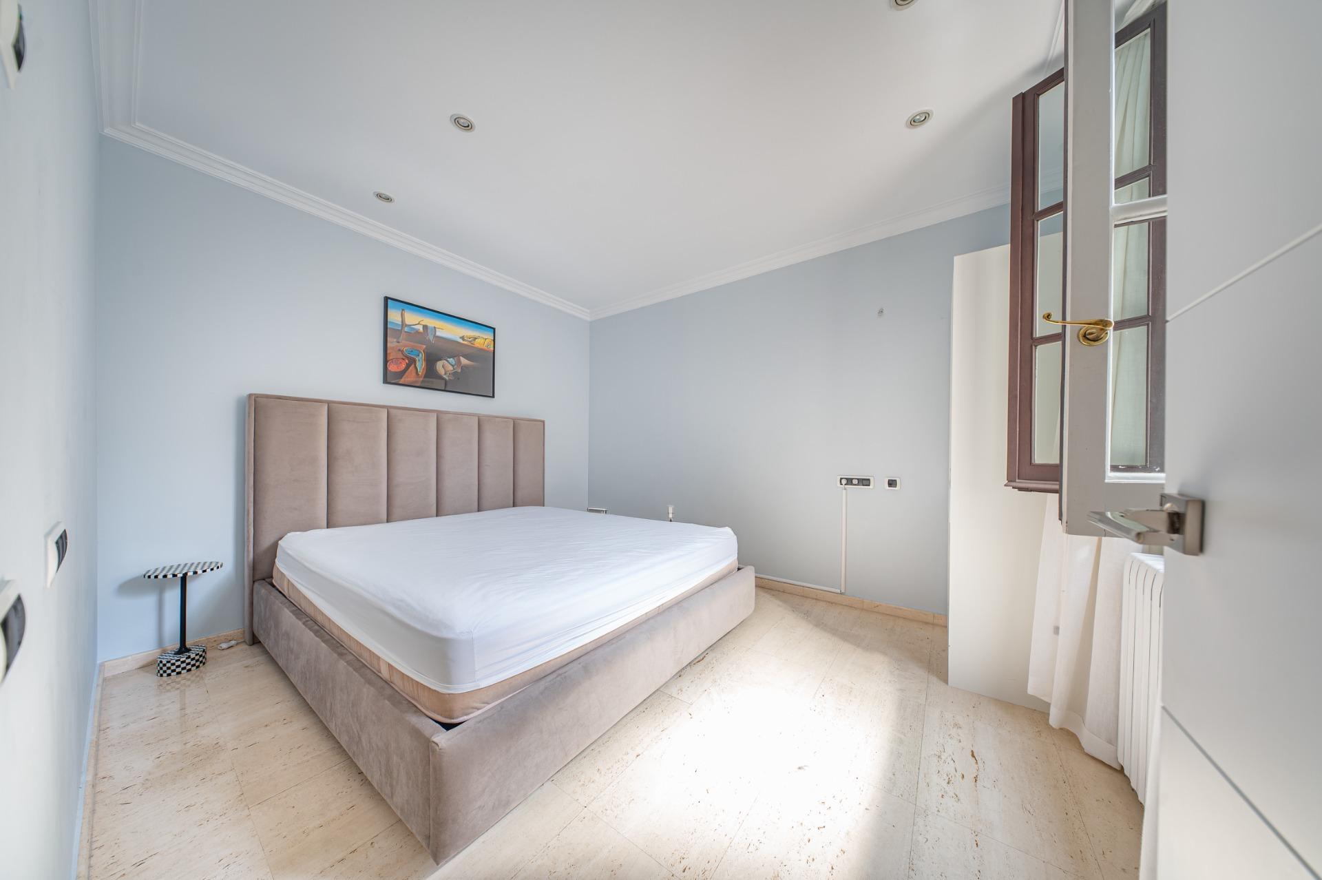 Penthouse w klasycznej kamienicy z tarasem oraz miejscem parkingowym w budynku, położony zaledwie kilka kroków od Passeig de Gràcia i Rambla de Catalunya. Wynajem długoterminowy.