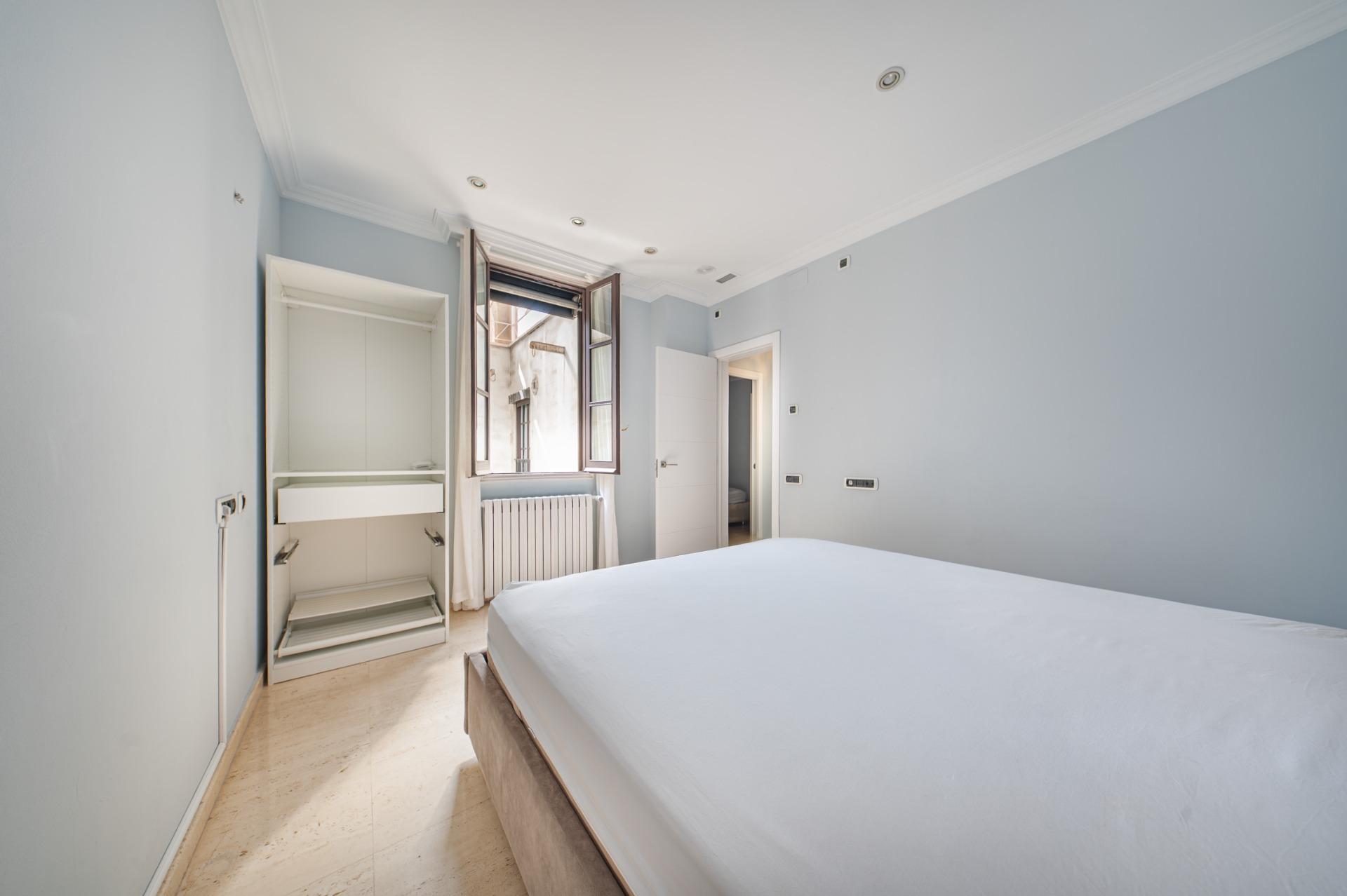 Penthouse w klasycznej kamienicy z tarasem oraz miejscem parkingowym w budynku, położony zaledwie kilka kroków od Passeig de Gràcia i Rambla de Catalunya. Wynajem długoterminowy.