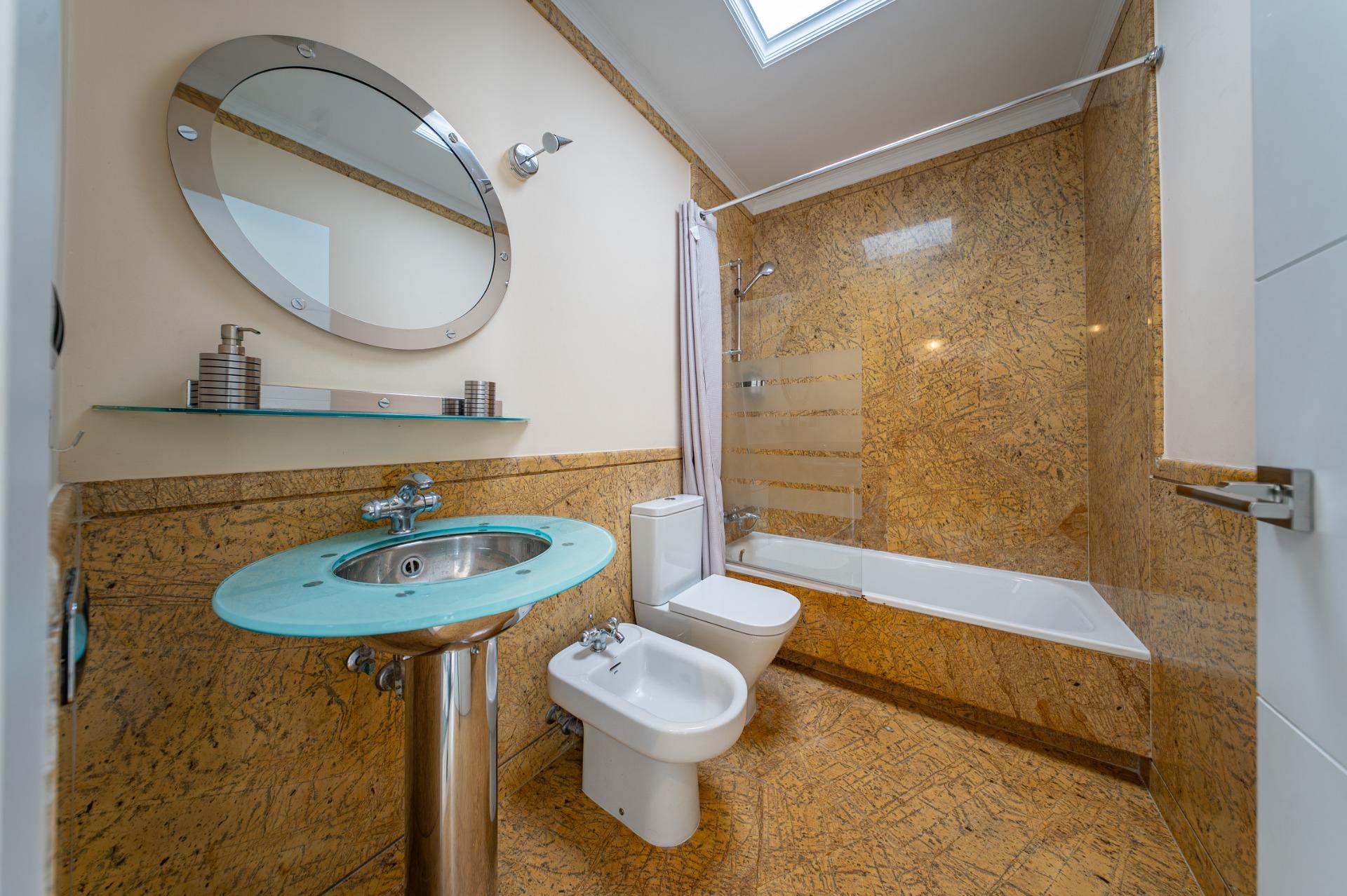 Penthouse w klasycznej kamienicy z tarasem oraz miejscem parkingowym w budynku, położony zaledwie kilka kroków od Passeig de Gràcia i Rambla de Catalunya. Wynajem długoterminowy.