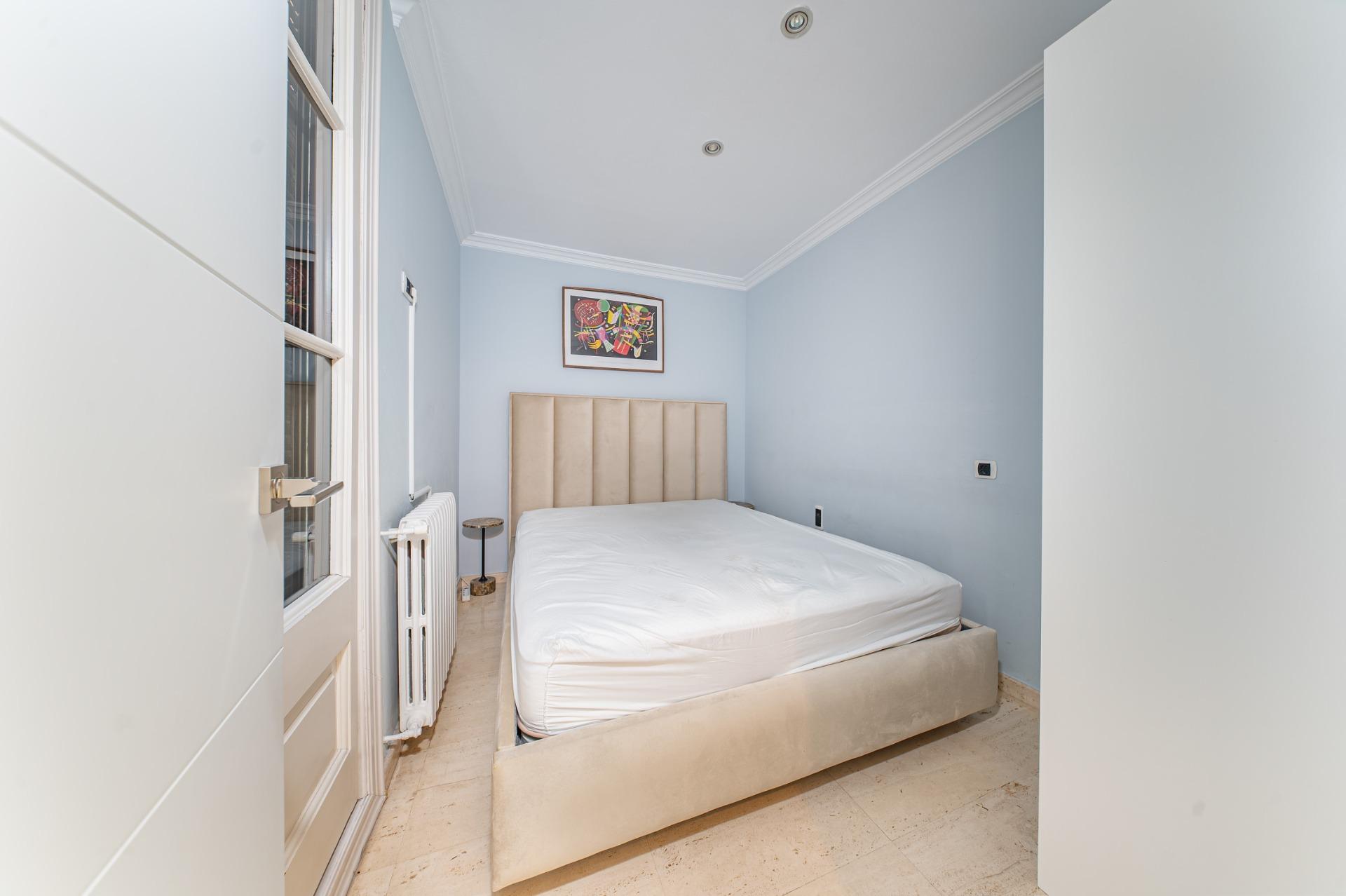 Penthouse w klasycznej kamienicy z tarasem oraz miejscem parkingowym w budynku, położony zaledwie kilka kroków od Passeig de Gràcia i Rambla de Catalunya. Wynajem długoterminowy.