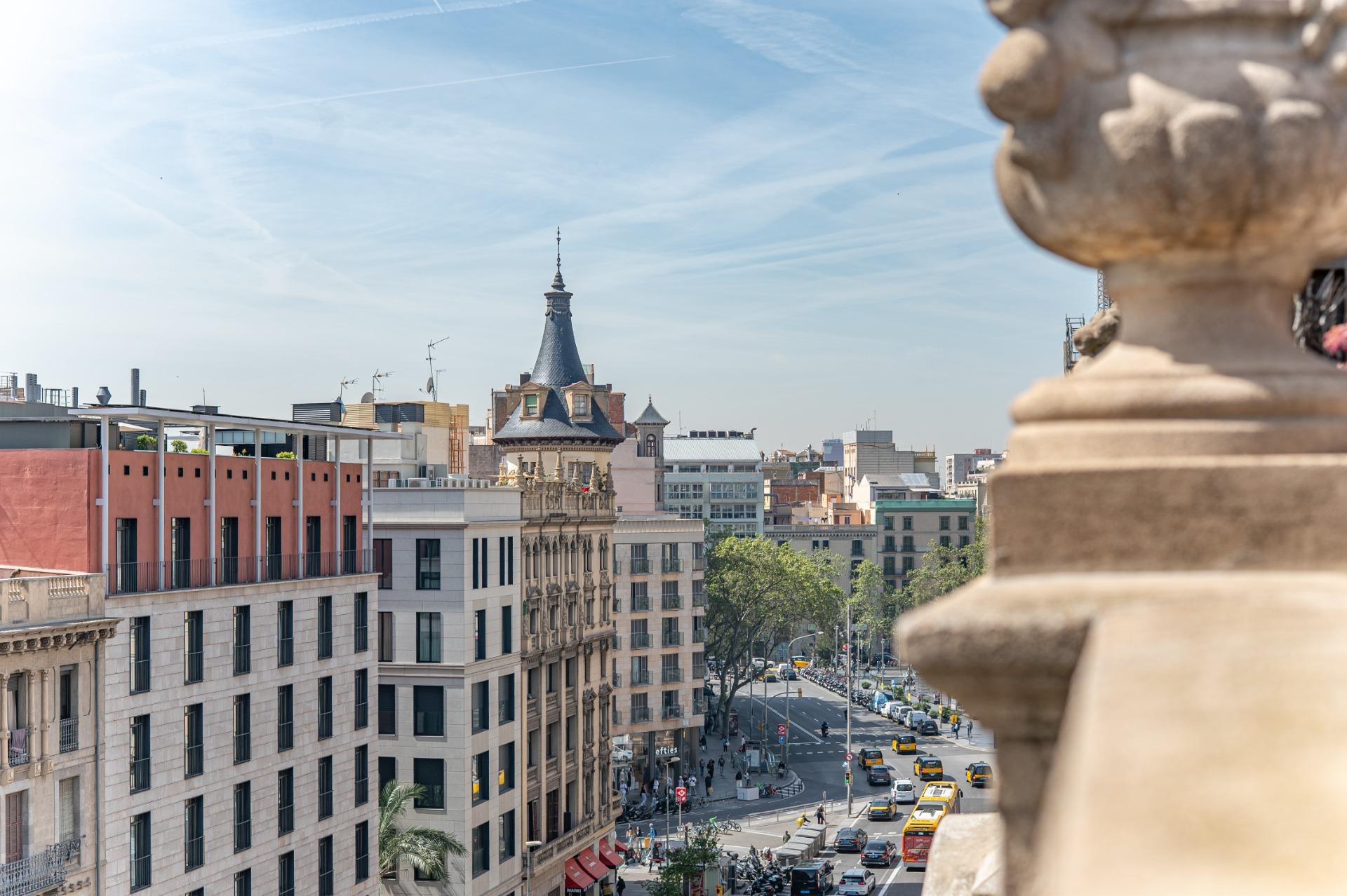 Penthouse w klasycznej kamienicy z tarasem oraz miejscem parkingowym w budynku, położony zaledwie kilka kroków od Passeig de Gràcia i Rambla de Catalunya. Wynajem długoterminowy.