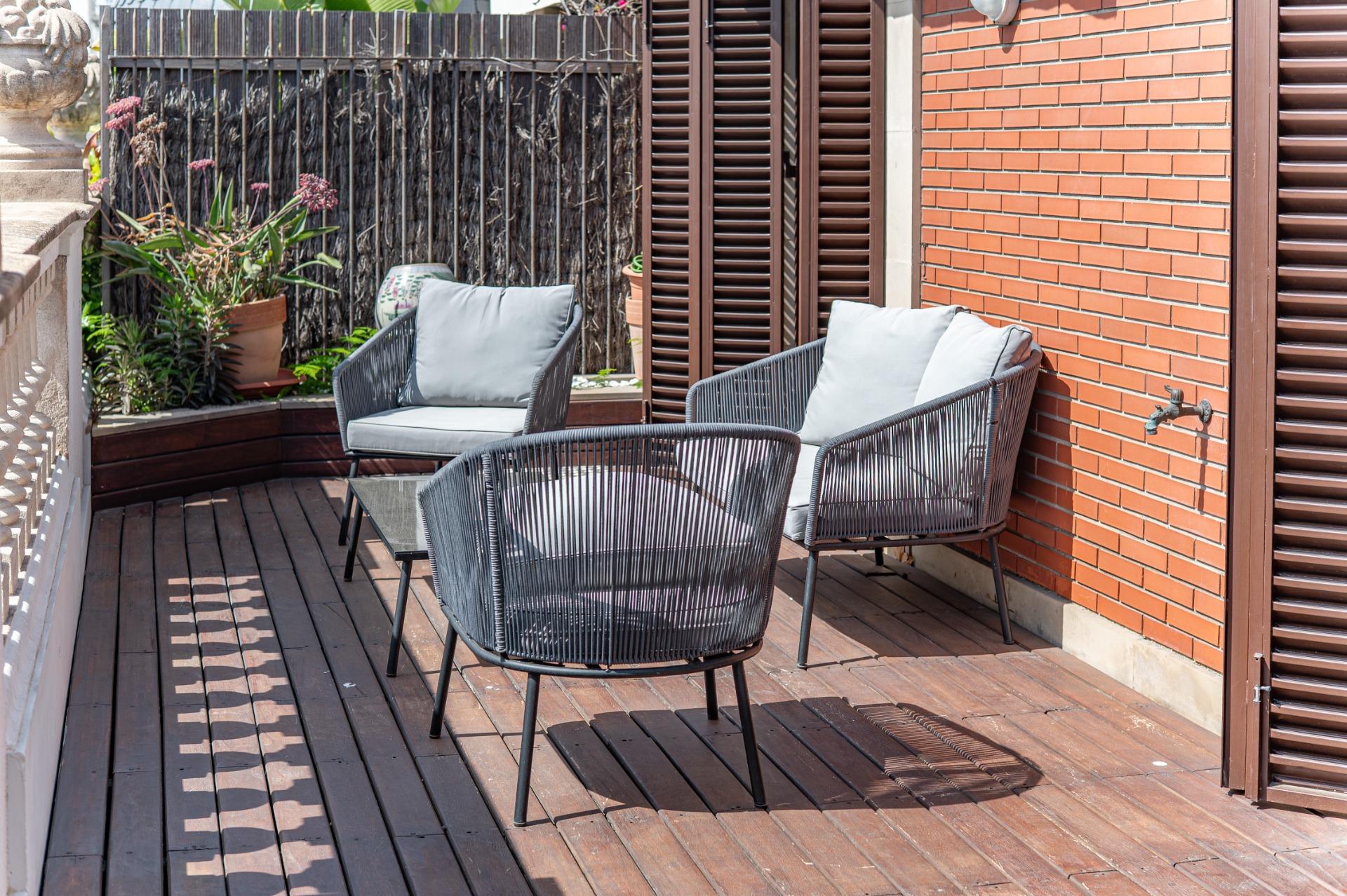 Penthouse w klasycznej kamienicy z tarasem oraz miejscem parkingowym w budynku, położony zaledwie kilka kroków od Passeig de Gràcia i Rambla de Catalunya. Wynajem długoterminowy.