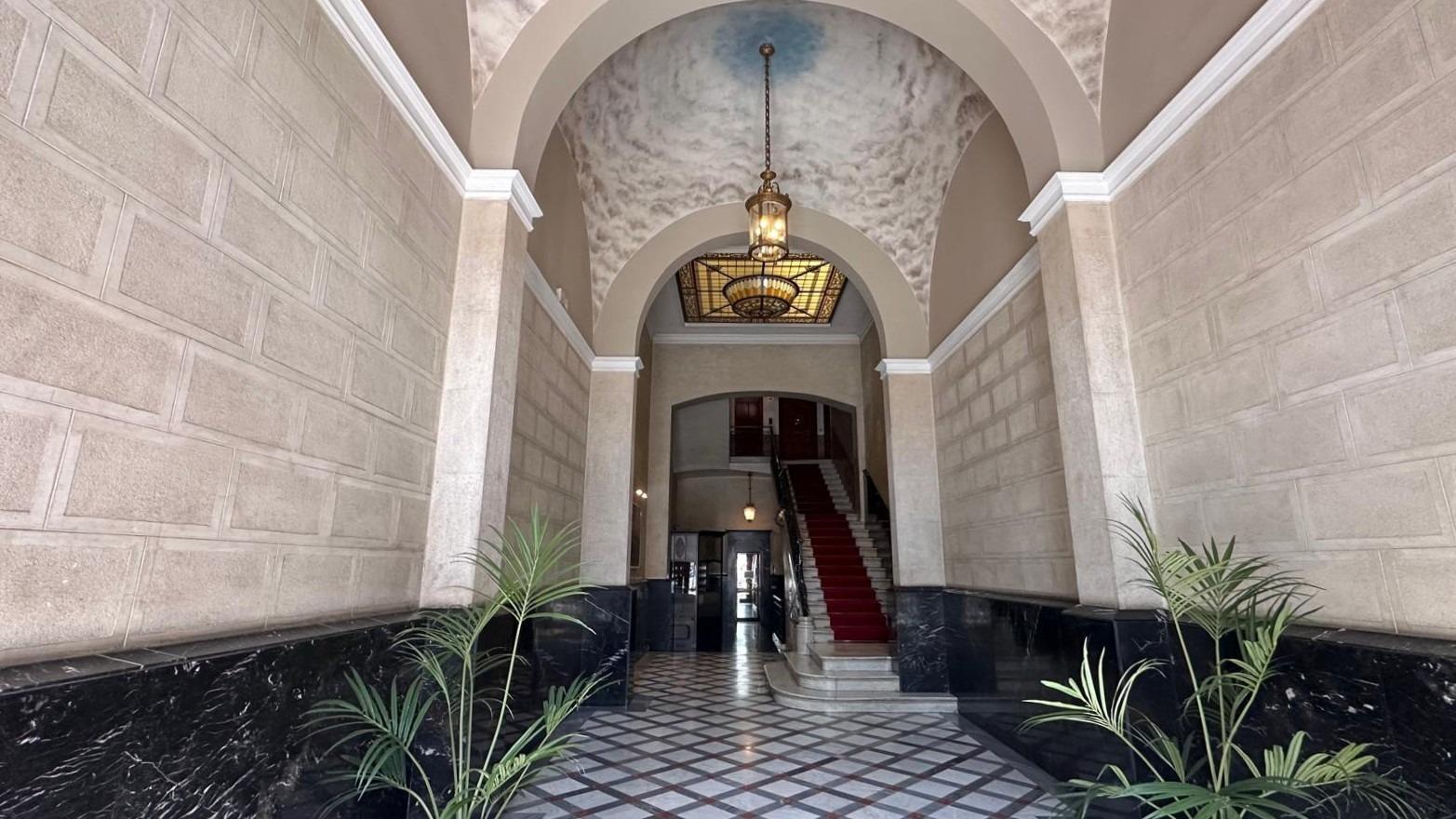 Penthouse w klasycznej kamienicy z tarasem oraz miejscem parkingowym w budynku, położony zaledwie kilka kroków od Passeig de Gràcia i Rambla de Catalunya. Wynajem długoterminowy.