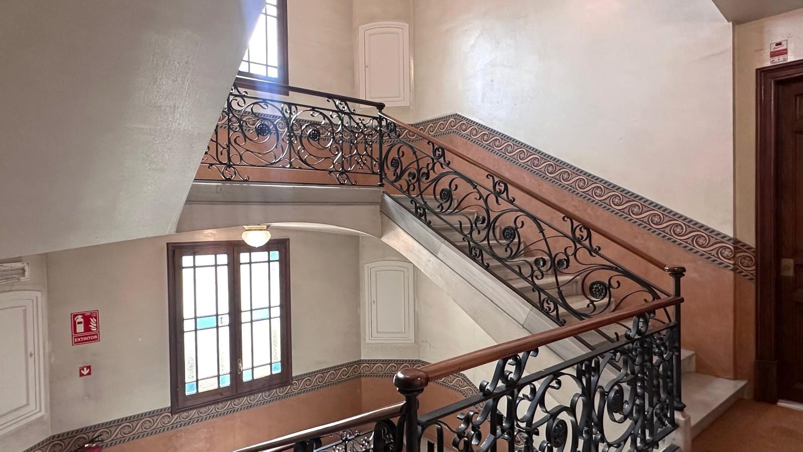 Penthouse w klasycznej kamienicy z tarasem oraz miejscem parkingowym w budynku, położony zaledwie kilka kroków od Passeig de Gràcia i Rambla de Catalunya. Wynajem długoterminowy.