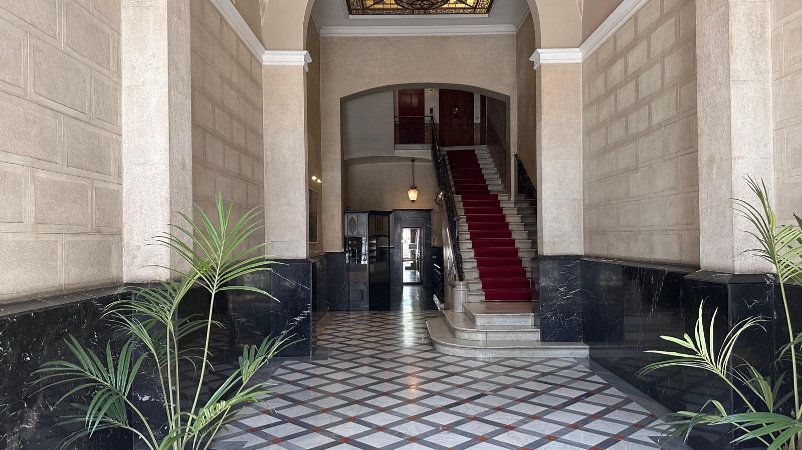 Penthouse w klasycznej kamienicy z tarasem oraz miejscem parkingowym w budynku, położony zaledwie kilka kroków od Passeig de Gràcia i Rambla de Catalunya. Wynajem długoterminowy.