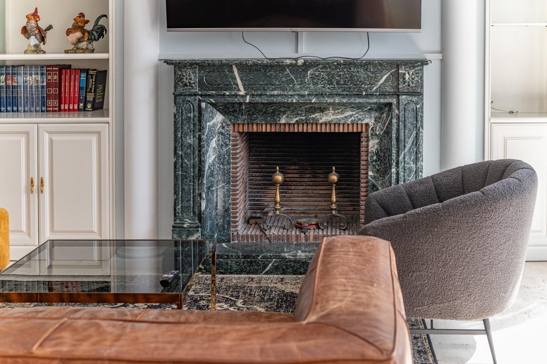 Penthouse w klasycznej kamienicy z tarasem oraz miejscem parkingowym w budynku, położony zaledwie kilka kroków od Passeig de Gràcia i Rambla de Catalunya. Wynajem długoterminowy.