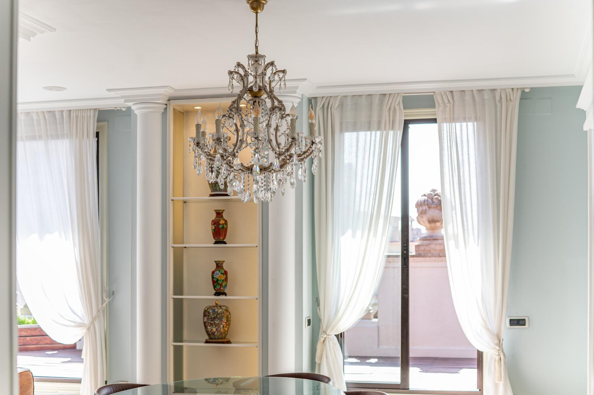 Penthouse w klasycznej kamienicy z tarasem oraz miejscem parkingowym w budynku, położony zaledwie kilka kroków od Passeig de Gràcia i Rambla de Catalunya. Wynajem długoterminowy.