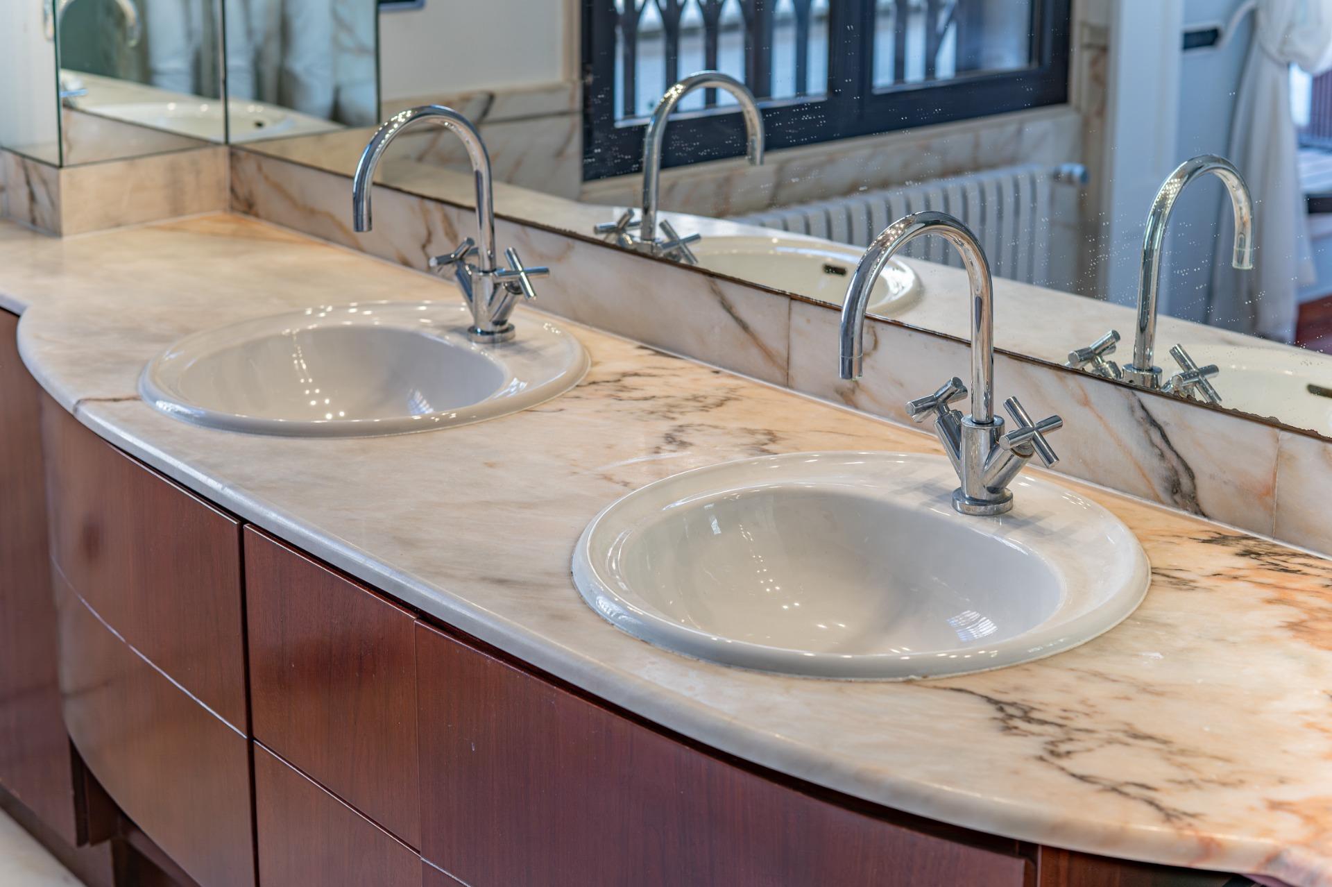 Penthouse w klasycznej kamienicy z tarasem oraz miejscem parkingowym w budynku, położony zaledwie kilka kroków od Passeig de Gràcia i Rambla de Catalunya. Wynajem długoterminowy.