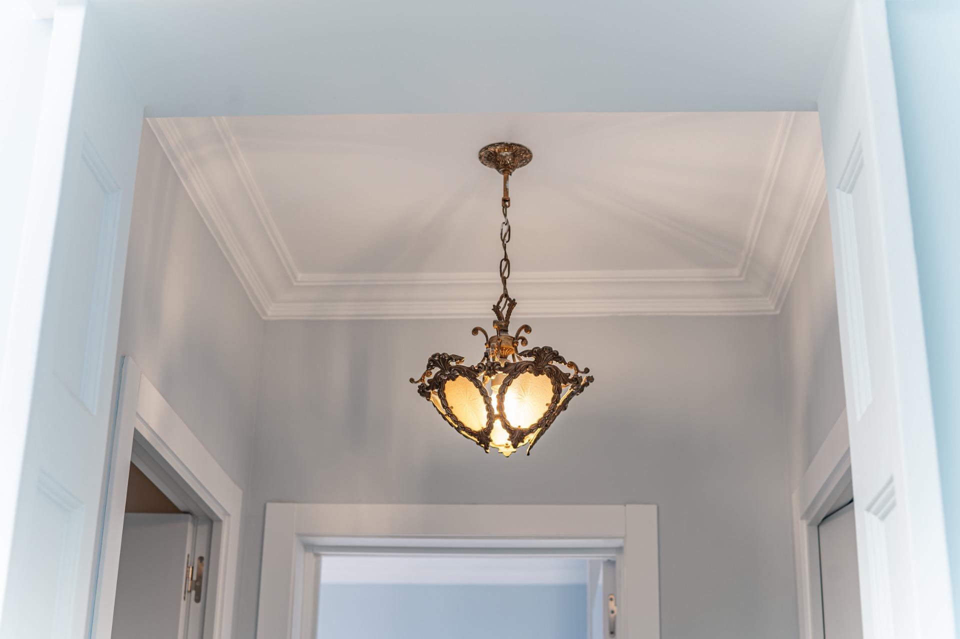 Penthouse w klasycznej kamienicy z tarasem oraz miejscem parkingowym w budynku, położony zaledwie kilka kroków od Passeig de Gràcia i Rambla de Catalunya. Wynajem długoterminowy.