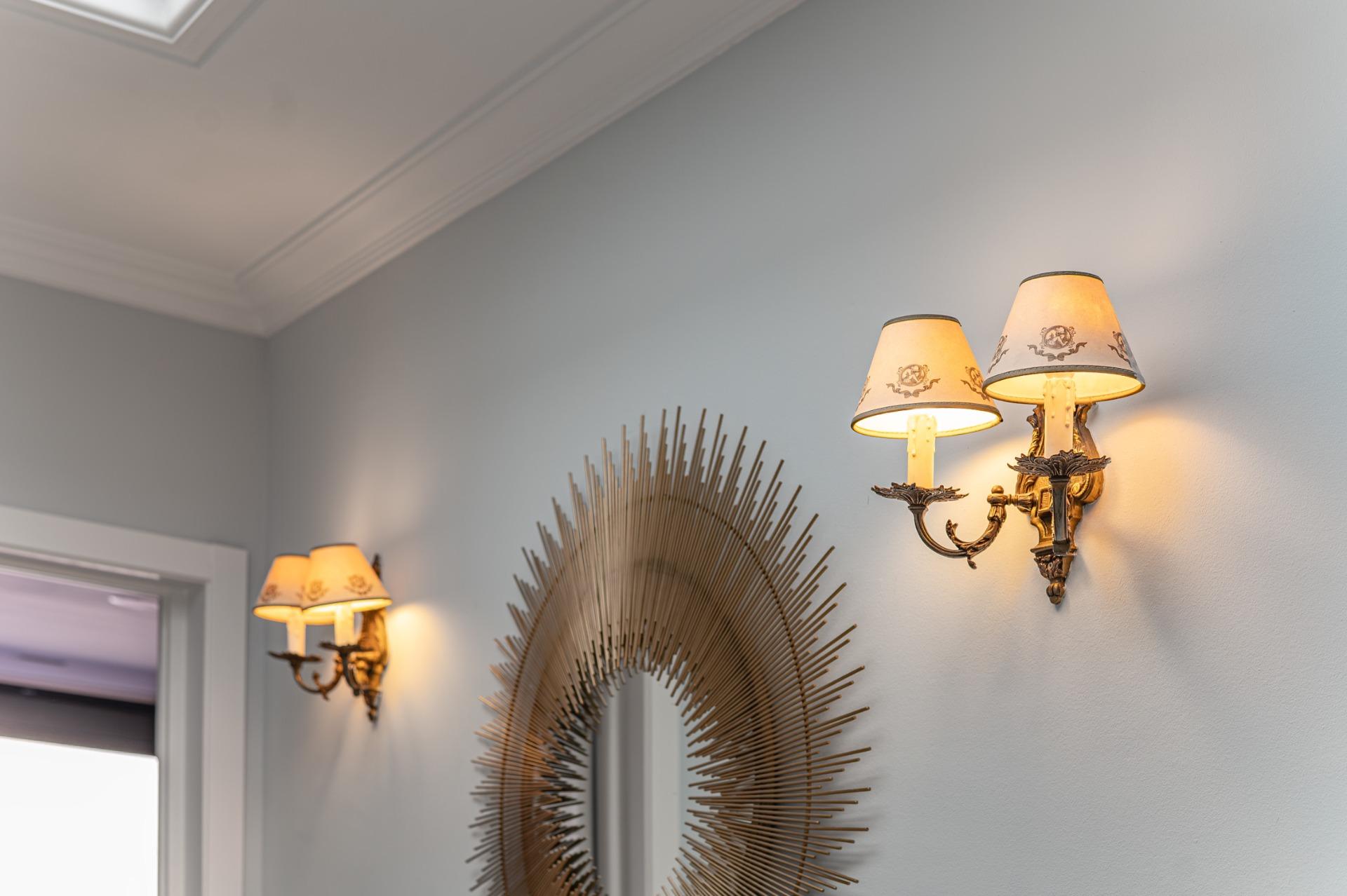 Penthouse w klasycznej kamienicy z tarasem oraz miejscem parkingowym w budynku, położony zaledwie kilka kroków od Passeig de Gràcia i Rambla de Catalunya. Wynajem długoterminowy.