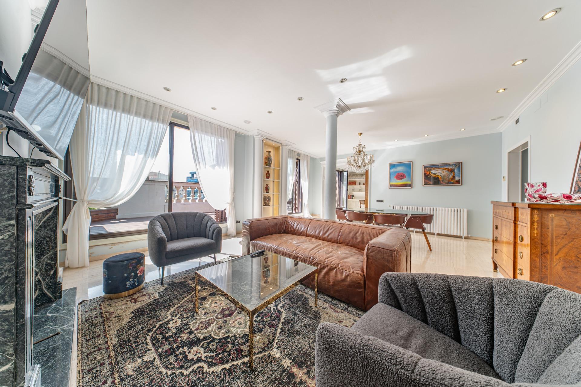 Penthouse w klasycznej kamienicy z tarasem oraz miejscem parkingowym w budynku, położony zaledwie kilka kroków od Passeig de Gràcia i Rambla de Catalunya. Wynajem długoterminowy.