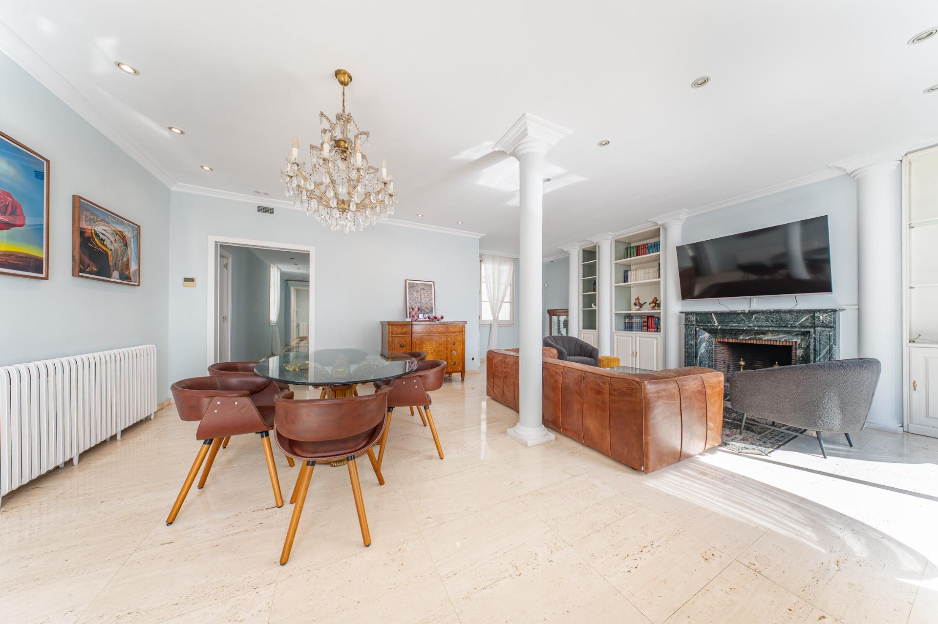 Penthouse w klasycznej kamienicy z tarasem oraz miejscem parkingowym w budynku, położony zaledwie kilka kroków od Passeig de Gràcia i Rambla de Catalunya. Wynajem długoterminowy.