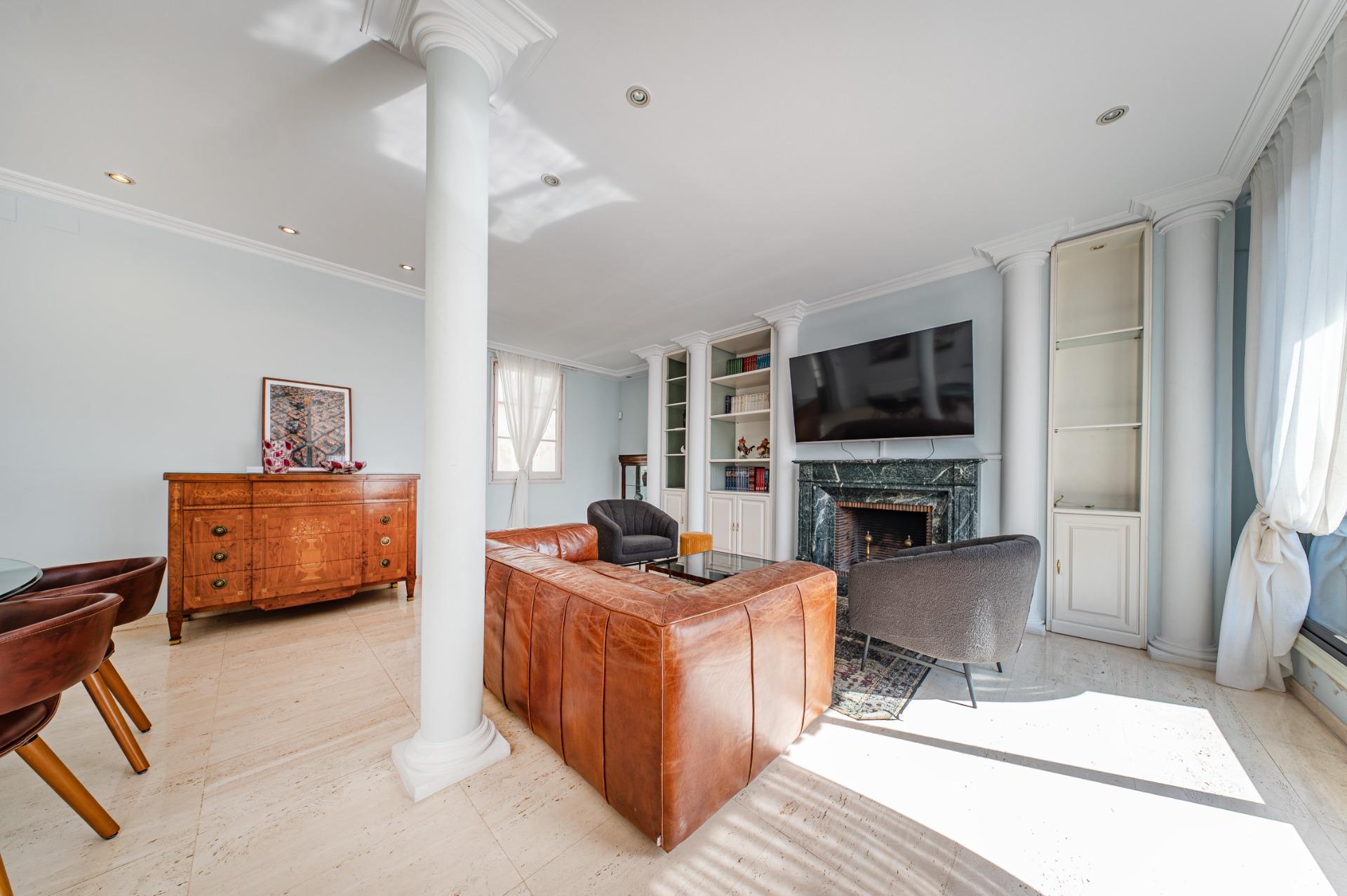 Penthouse w klasycznej kamienicy z tarasem oraz miejscem parkingowym w budynku, położony zaledwie kilka kroków od Passeig de Gràcia i Rambla de Catalunya. Wynajem długoterminowy.