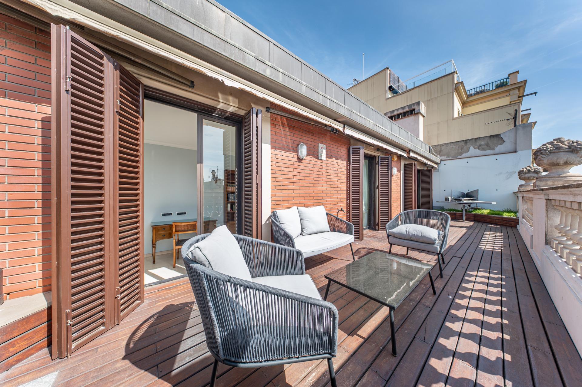 Penthouse w klasycznej kamienicy z tarasem oraz miejscem parkingowym w budynku, położony zaledwie kilka kroków od Passeig de Gràcia i Rambla de Catalunya. Wynajem długoterminowy.