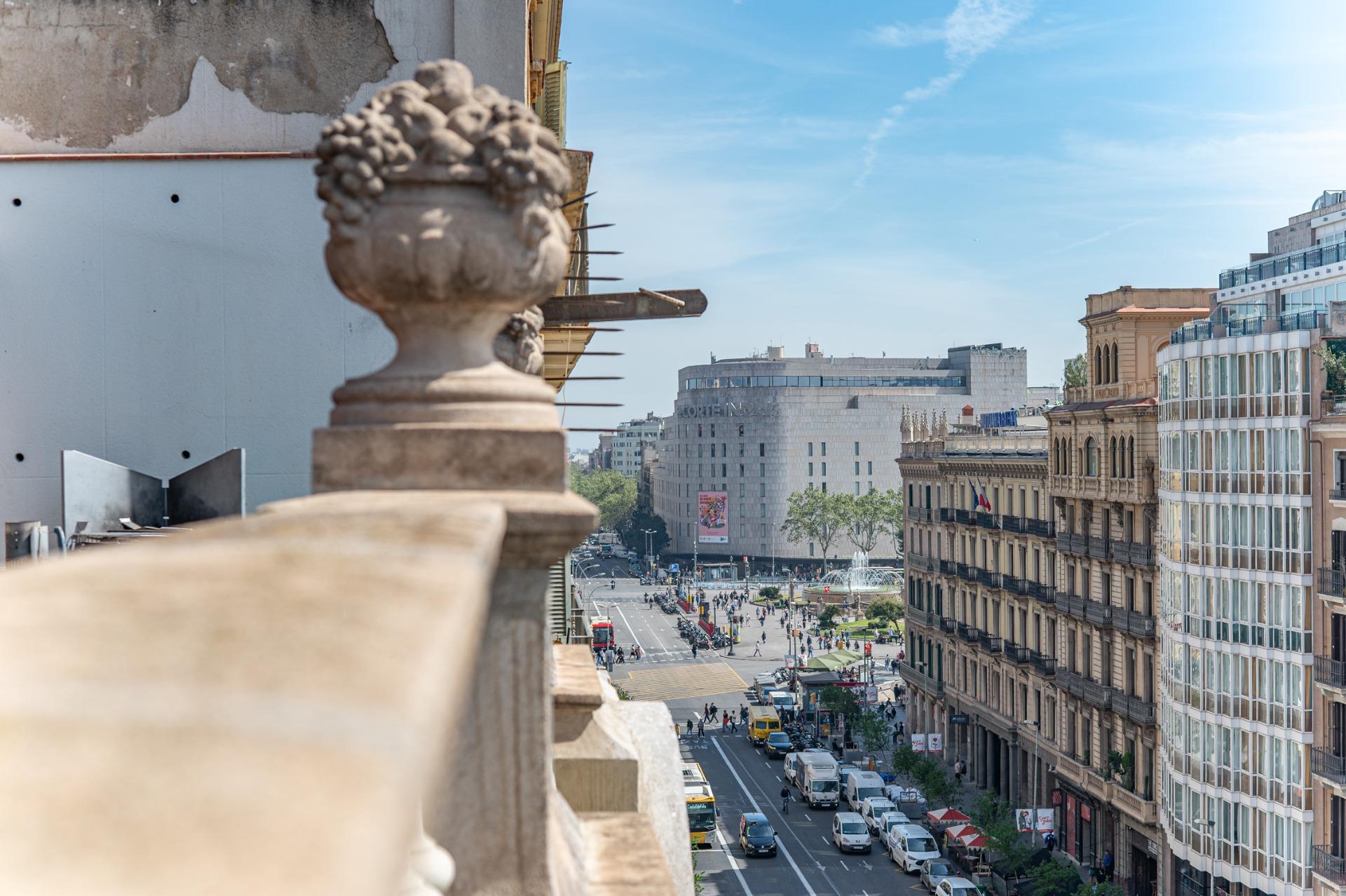 Penthouse w klasycznej kamienicy z tarasem oraz miejscem parkingowym w budynku, położony zaledwie kilka kroków od Passeig de Gràcia i Rambla de Catalunya. Wynajem długoterminowy.