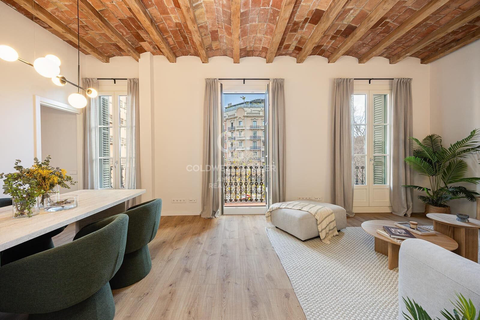 Bright exterior apartment in a classic building on Aribau Street
