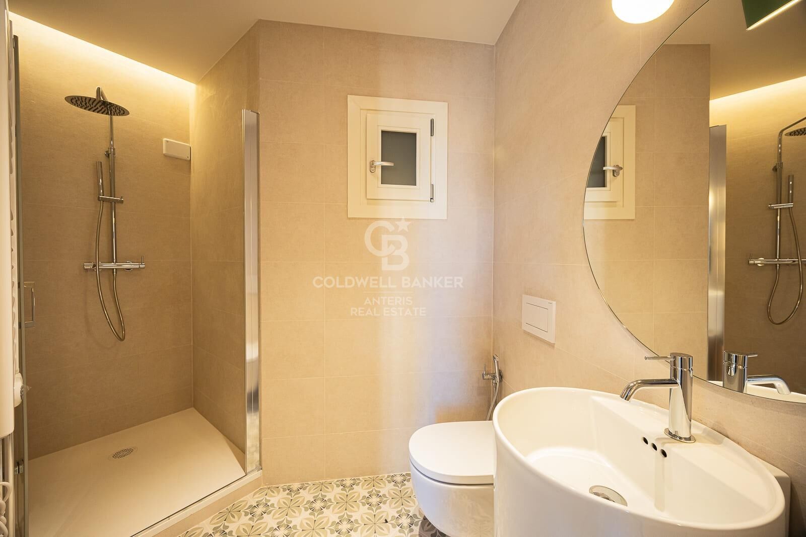 Bright exterior apartment in a classic building on Aribau Street