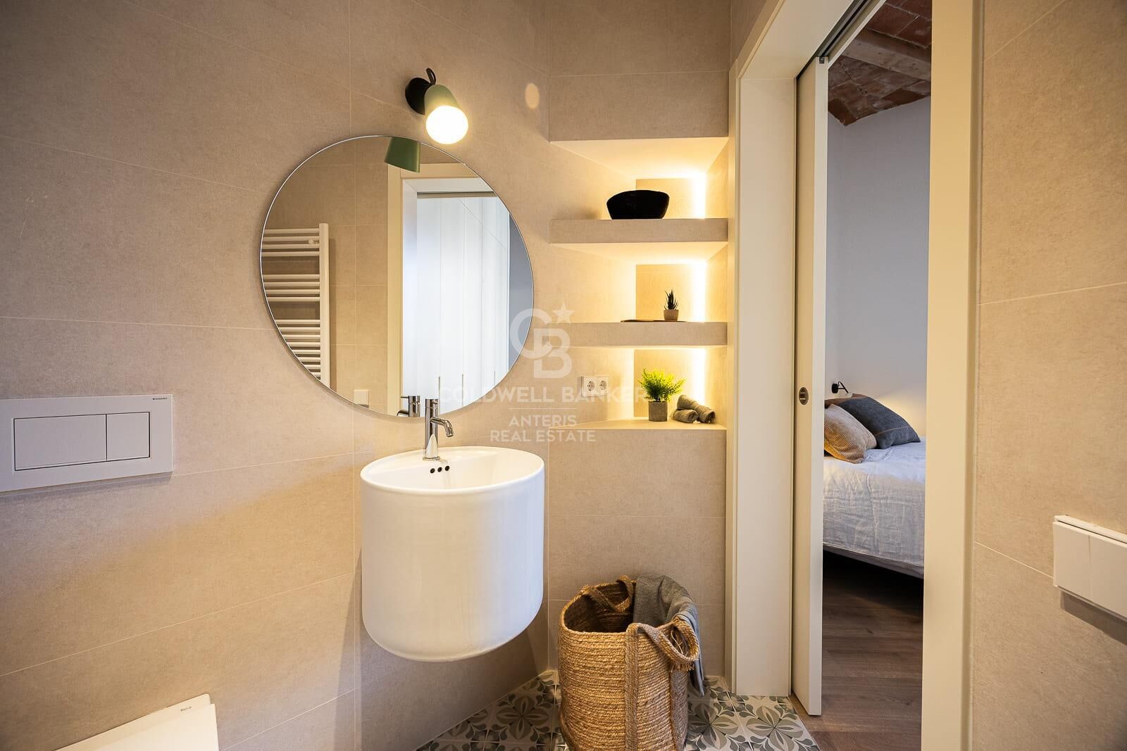 Bright exterior apartment in a classic building on Aribau Street