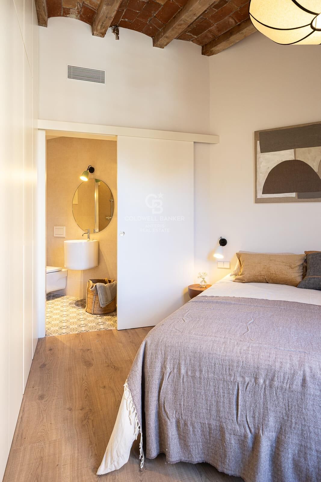 Bright exterior apartment in a classic building on Aribau Street