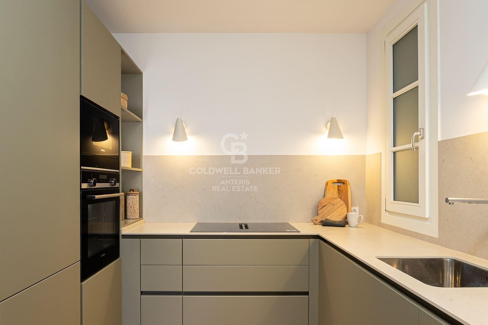 Bright exterior apartment in a classic building on Aribau Street