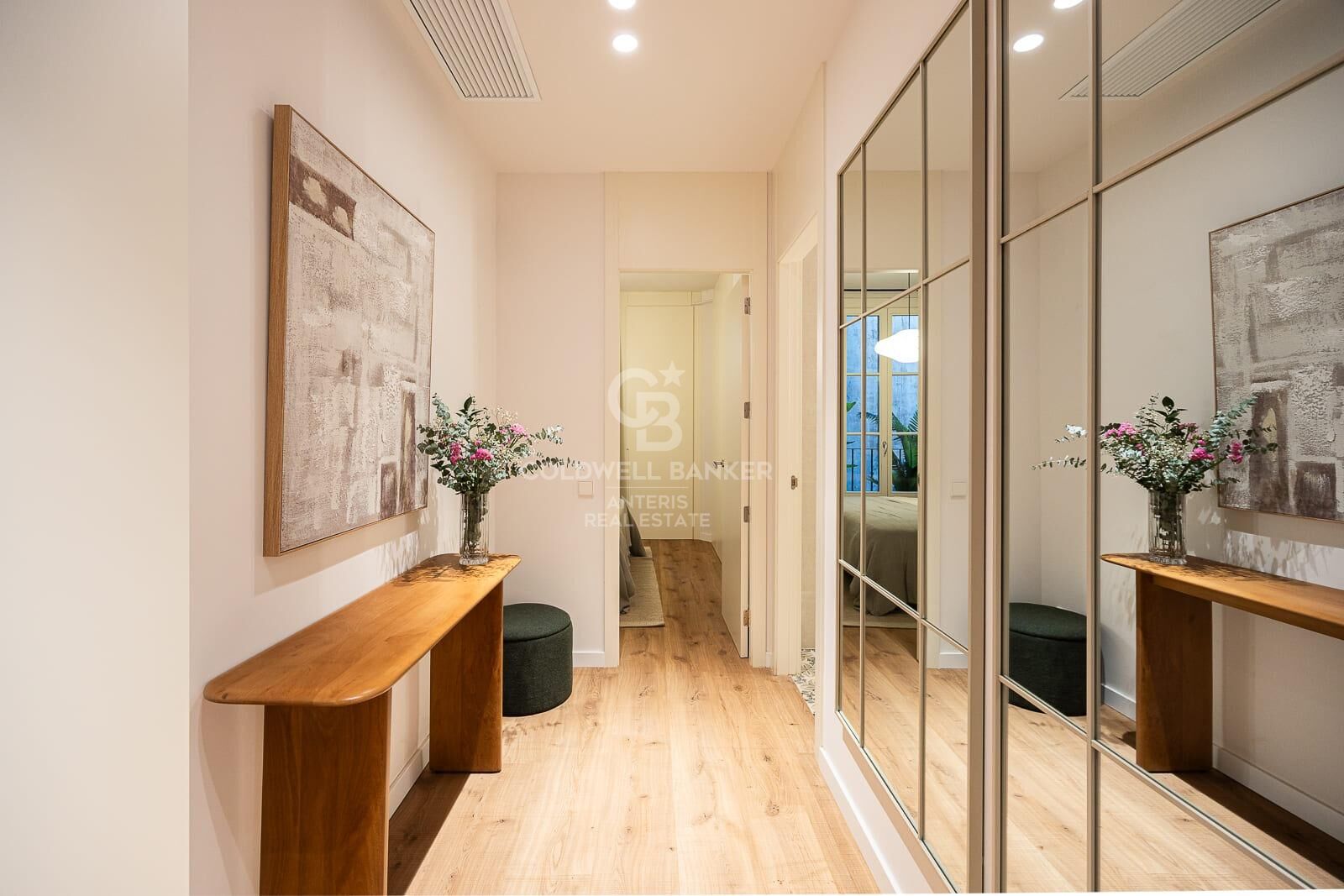 Bright exterior apartment in a classic building on Aribau Street