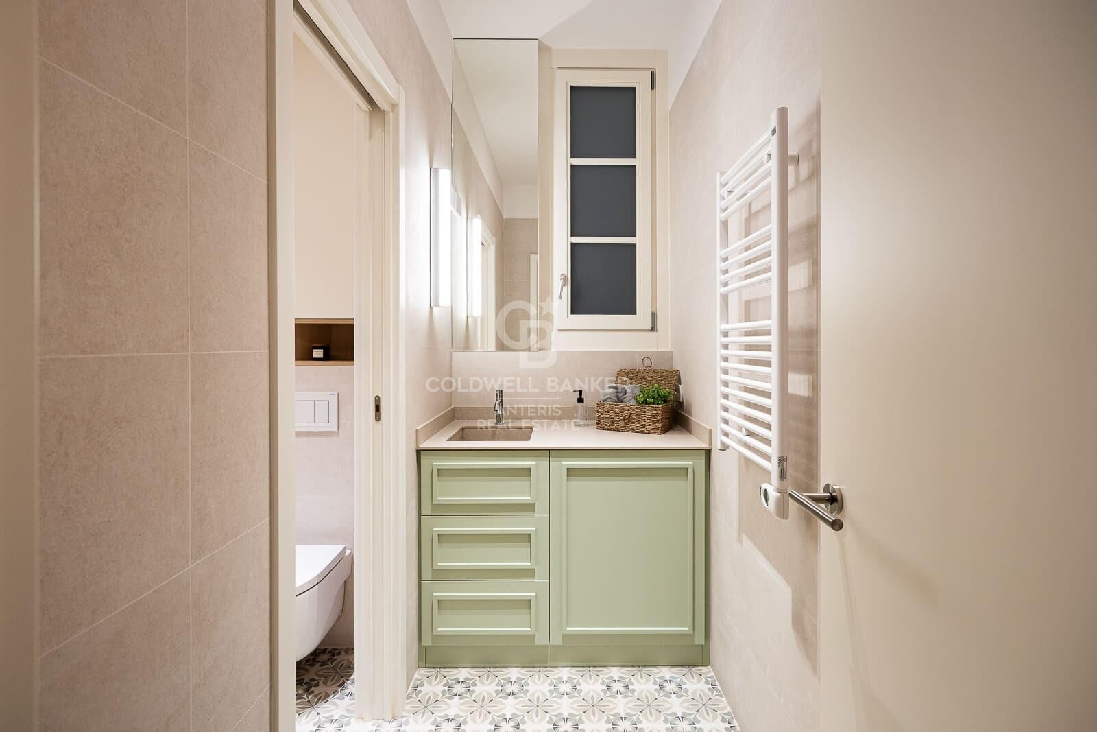 Bright exterior apartment in a classic building on Aribau Street