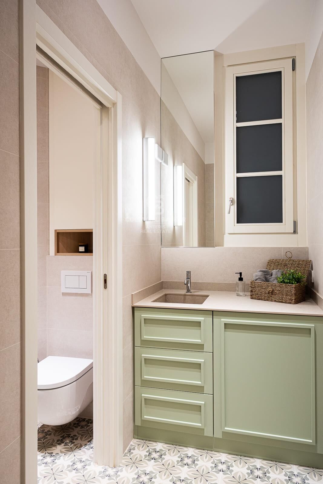 Bright exterior apartment in a classic building on Aribau Street
