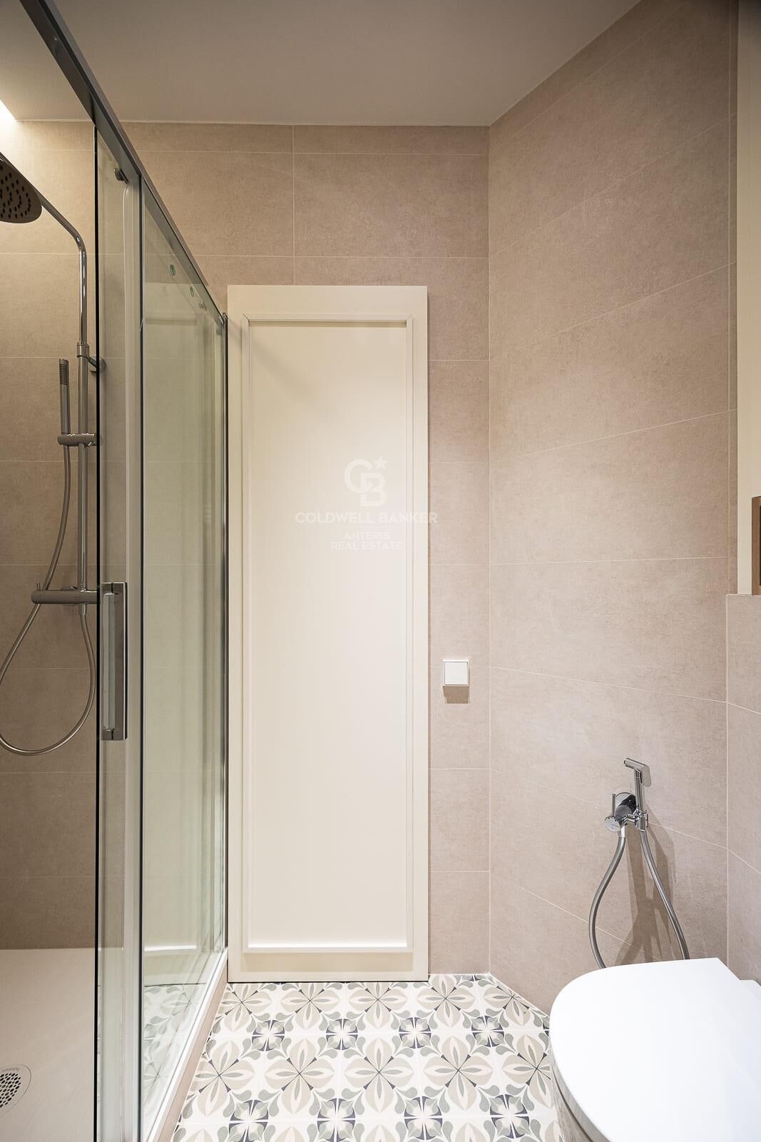 Bright exterior apartment in a classic building on Aribau Street