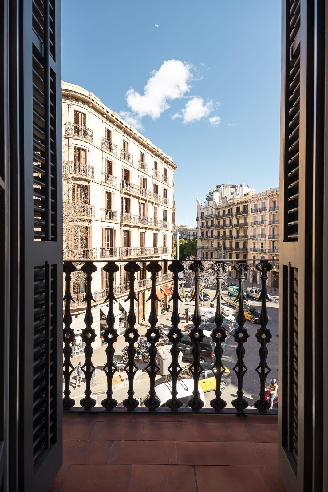 Bright exterior apartment in a classic building on Aribau Street