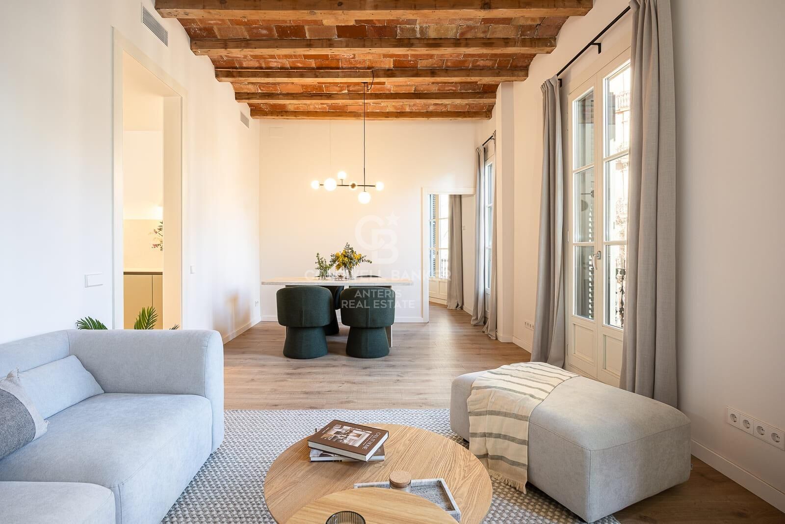 Bright exterior apartment in a classic building on Aribau Street