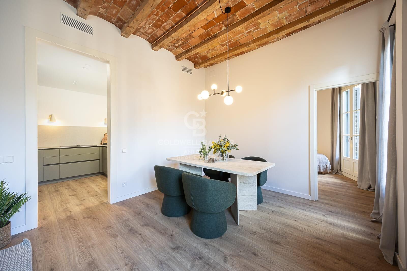 Bright exterior apartment in a classic building on Aribau Street