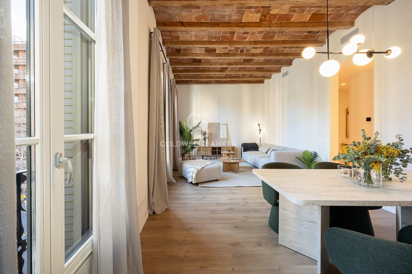 Bright exterior apartment in a classic building on Aribau Street
